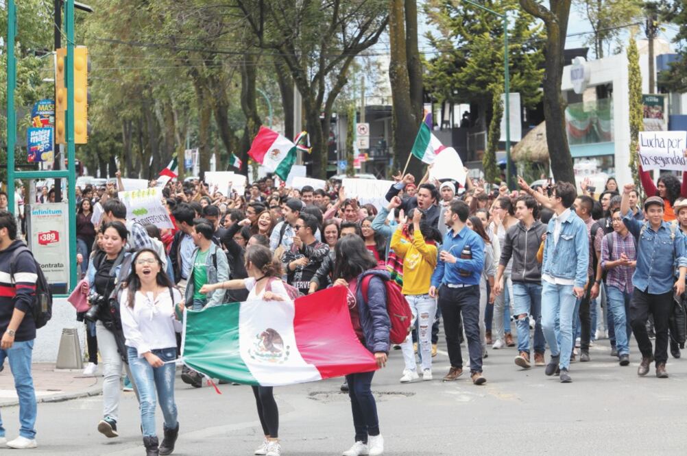 Los universitarios caminaron por las calles de Toluca gritando consignas. Acusan alza de robos en las inmediaciones de CU mexiquense. (JORGE ALVARADO. EL UNIVERSAL)