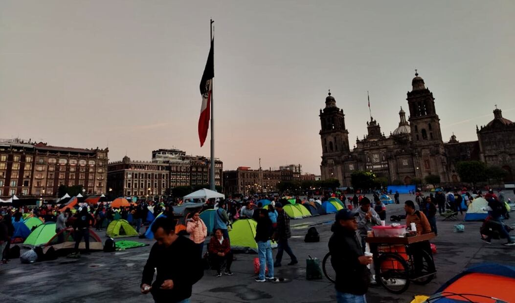 Integrantes de la CNTE instalaron un plantón la madrugada, del miércoles 19 de marzo de 2025, en el Zócalo de la Ciudad de México, como parte del paro de labores de 72 horas en protesta a la iniciativa de reforma a la Ley del ISSSTE. Foto: Eduardo Dina/EL UNIVERSAL