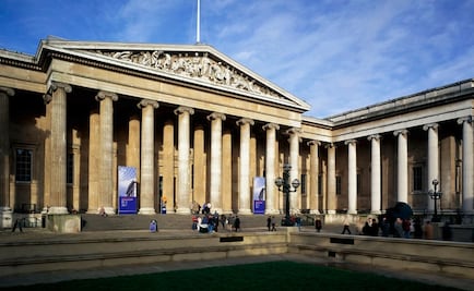 Mesero rompe dedo de estatua antigua en museo británico 