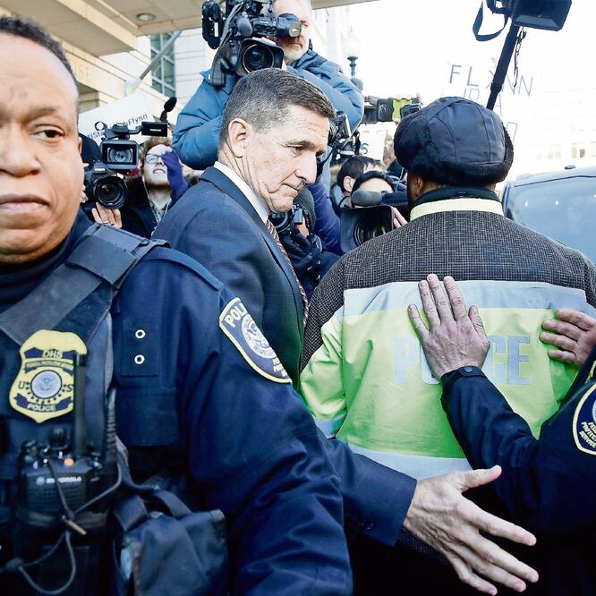 El ex asesor de Seguridad Nacional, Michael Flynn, al salir ayer de la corte, en Washington, donde su sentencia fue aplazada. Foto: JOSHUA ROBERTS. REUTERS