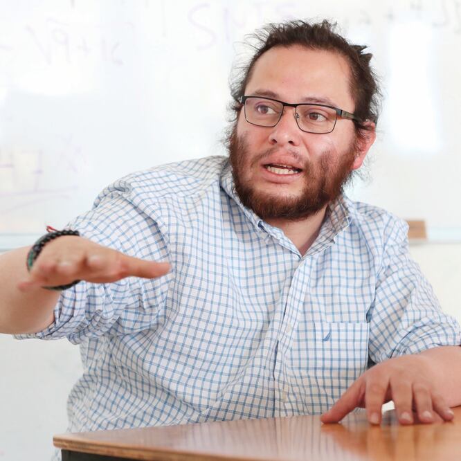 Jorge Flores tenía 14 años cuando el religioso Francisco Serrano Limón abusó por primera vez de él. Los ataques duraron seis meses. Tras lo sucedido, cuenta, se refugió en las drogas y el alcohol. ARIEL OJEDA. EL UNIVERSAL