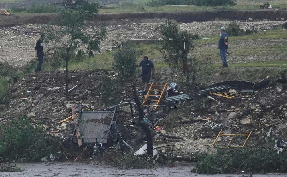 Unos hombres inspeccionan los daños causados por la crecida del río Guadalupe. (04/07/25) Foto: AP