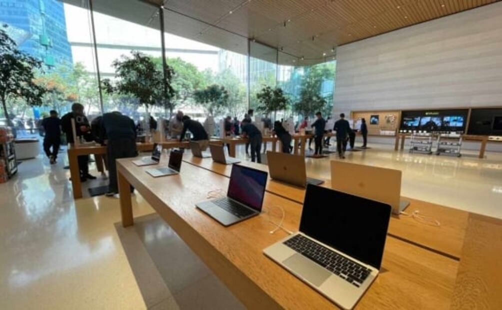 Arturo Delgado, primer mexicano en comprar el iPhone 13