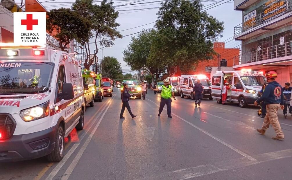 Autobús choca contra Oxxo en Toluca; hay 14 lesionados. Foto: Especial