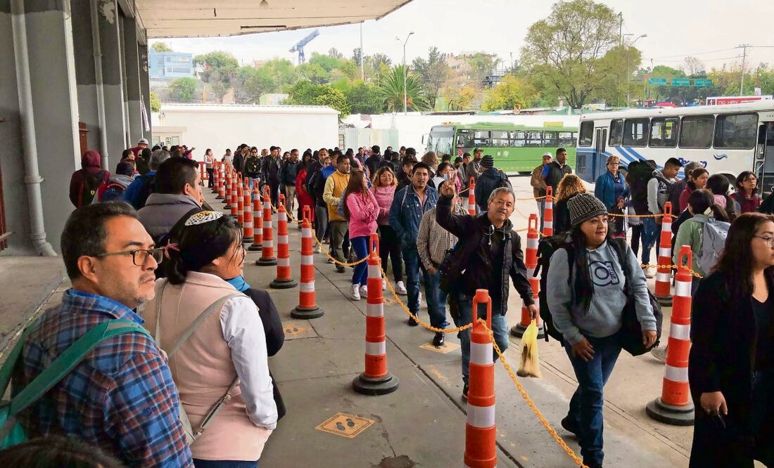 Cientos de personas usan el servicio de RTP que sustituye al Metro desde la estación Observatorio a Pino Suárez, debido a las obras de la Línea 1. Foto: Diego Simón / EL UNIVERSAL