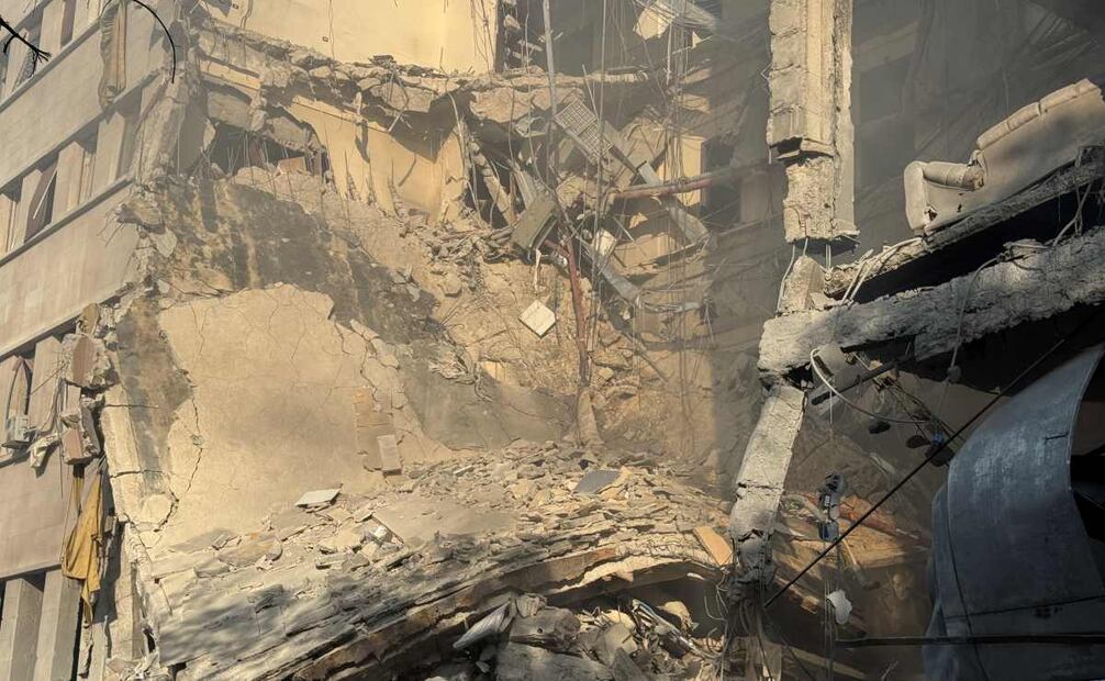 El edificio del Ministerio de Defensa sirio, sede del Estado Mayor General del ejército, resultó dañado tras un ataque aéreo israelí en Damasco, Siria, el 16 de julio de 2025. Las Fuerzas de Defensa de Israel confirmaron el ataque contra el edificio el 16 de julio tras el despliegue de tropas sirias en la provincia de Suwayda (Sweida), de mayoría drusa, tras enfrentamientos entre combatientes drusos y tribus beduinas que causaron la muerte de decenas de personas. El ministro de Defensa sirio anunció un alto el fuego el 15 de julio en la ciudad de As Suwayda, a la que las tropas sirias entraron por la mañana. Sin embargo, la zona está siendo escenario de violentos enfrentamientos entre fuerzas gubernamentales y militantes drusos. Foto: EFE