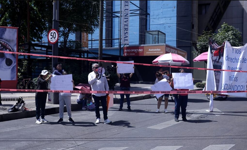 Vecinos de la colonia Vallejo, cierran Bucareli esquina con Reforma, acusaron al Instituto Federal de la Defensoría Pública de impedir la reubicación del campamento migrante asentado en su colonia, el jueves 15 de mayo de 2025. Foto: Fernanda Rojas/EL UNIVERSAL