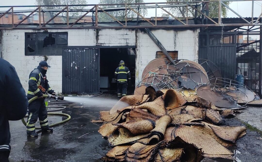 Alcaldía Álvaro Obregón sofoca incendio en bodega de material para banquetes. Foto: Especial
