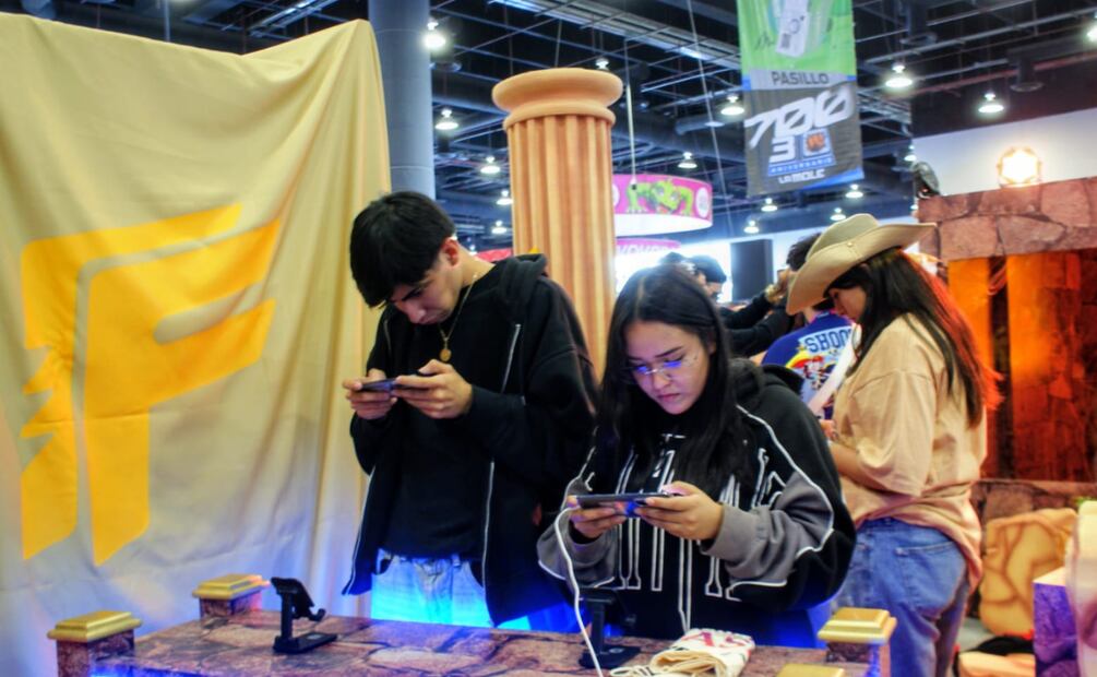 El escenario de Free Fire está equipado con celulares para que los asistentes puedan jugar el videojuego. Foto: Francisco Osorio/EL UNIVERSAL