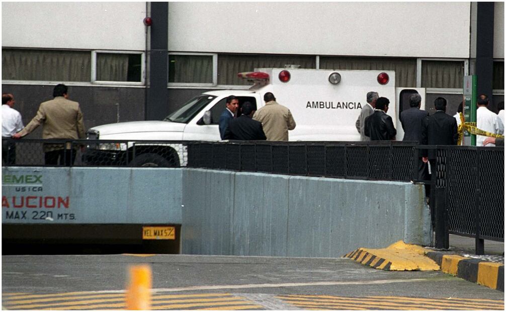El cuerpo de Carlos Fernando Márquez Padilla permaneció tendido luego que se arrojó de la Torre de Pemex. Foto: EL UNIVERSAL