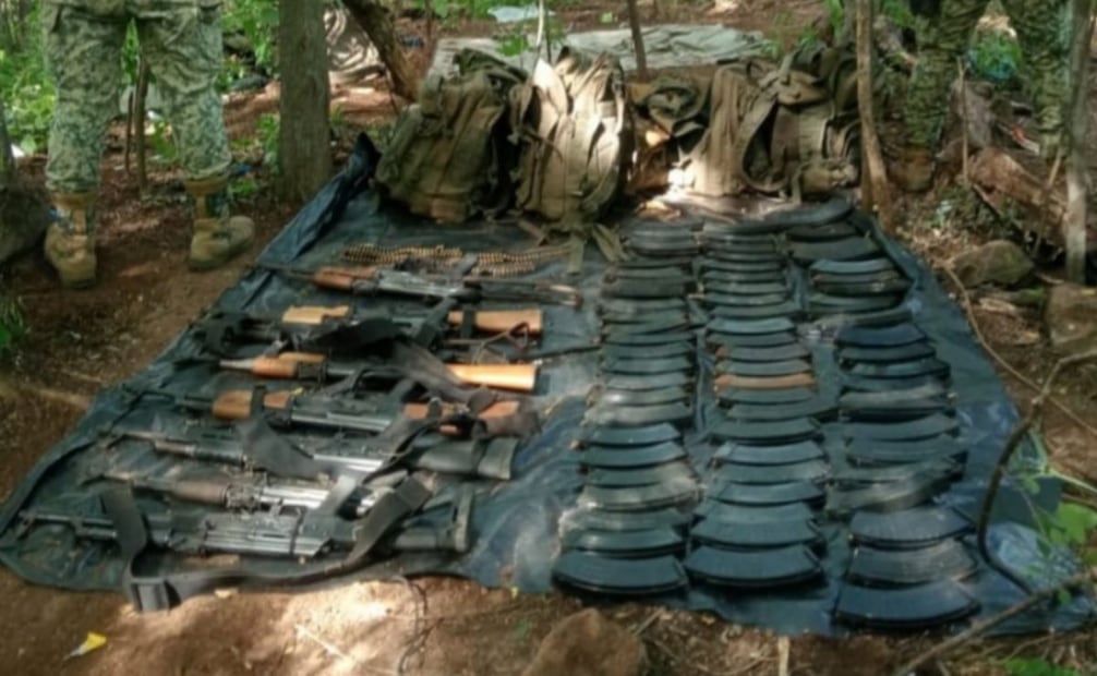 Armamento y cargadores asegurados en Sinaloa (06/10/2025). Foto: Especial
