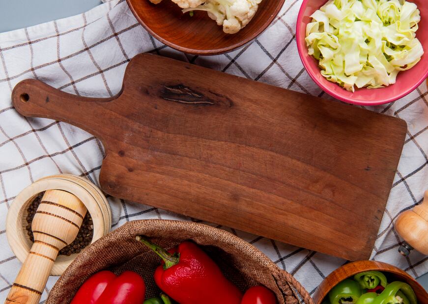 El curado regular de una tabla de madera prolonga su vida útil. Foto: Freepik