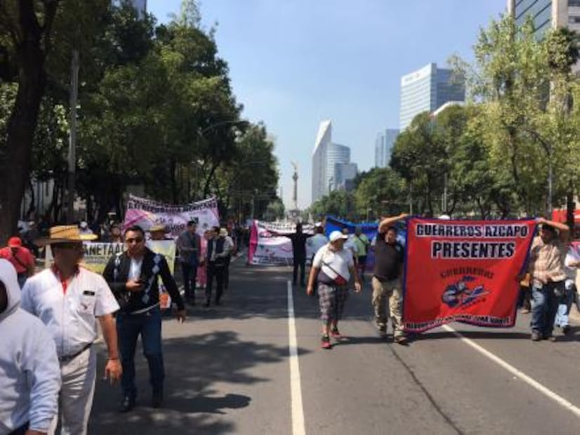 Taxistas se movilizan hacia Gobernación contra Uber