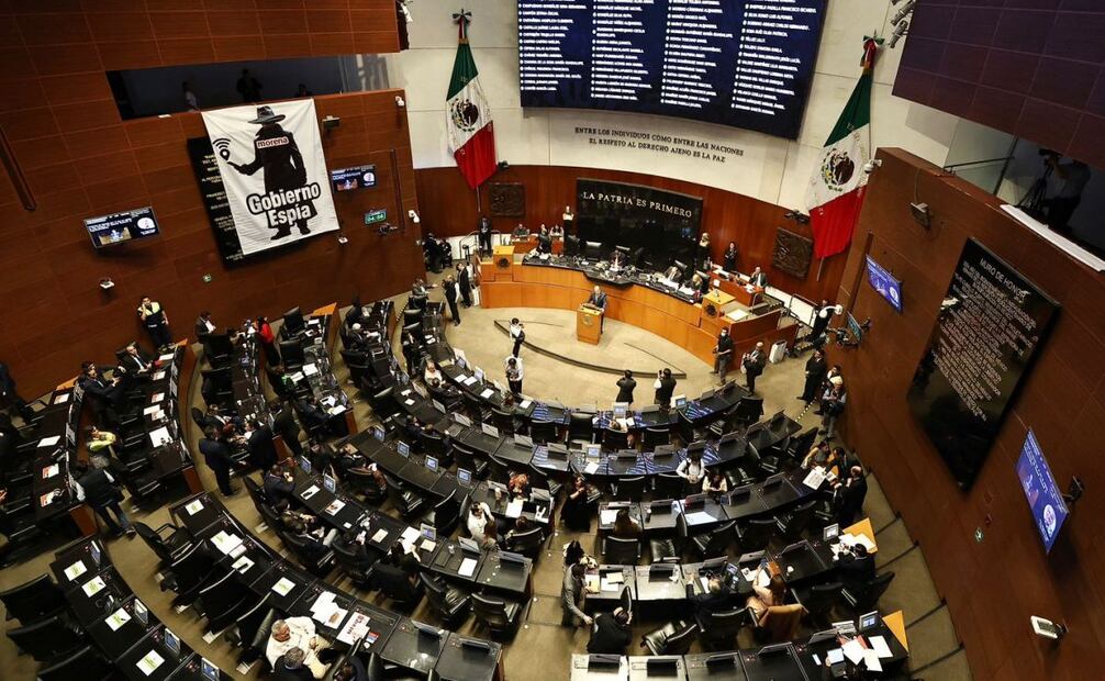 Senado debate de Ley General del Sistema Nacional de Seguridad Pública, por lo que despliegan manta que acusa a Morena de "espía". Foto: Berenice Fregoso/EL UNIVERSAL