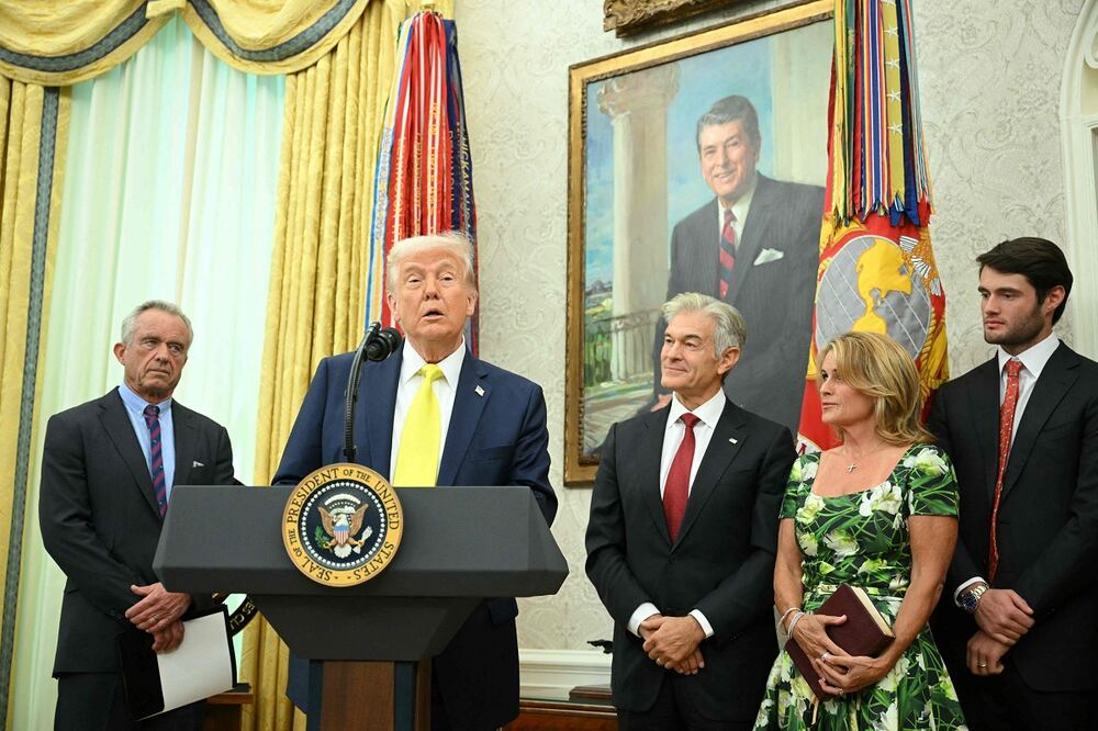El presidente de Estados Unidos, Donald Trump, habla después de la juramentación de Mehmet Oz (3.º por la derecha) como administrador de los Centros de Servicios de Medicare y Medicaid en la Oficina Oval de la Casa Blanca en Washington. Foto: AFP