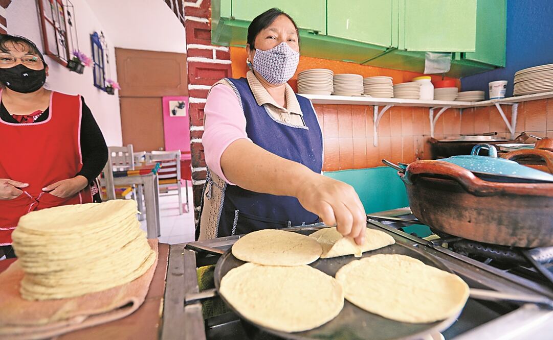 Empleadas de cocinas económicas y amas de casa refieren que el kilo de tortilla oscila entre 25 y 30 pesos en Toluca.
