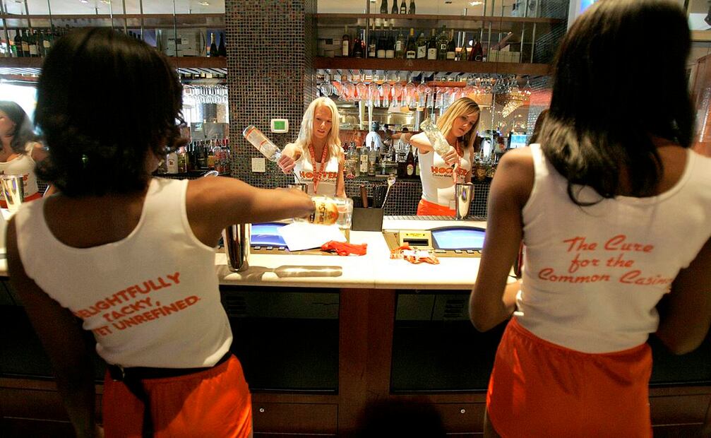 Una de las demandas contra Hooters es la contratación única de mujeres atractivas para atender a los clientes. Foto: archivo 