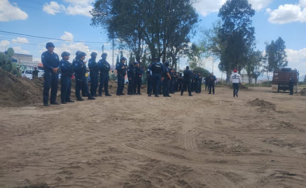 Policías presentes en la zona por presencia de personas contra la construcción  (01/10/2025). Foto: Especial