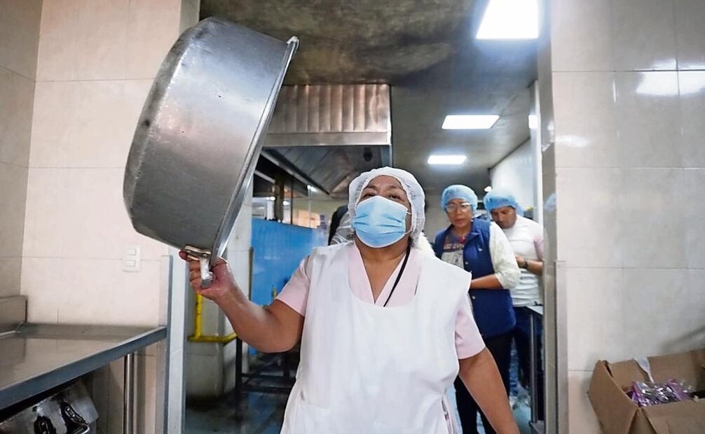 En la cocina del hospital, los trabajadores dicen que tienen gas sólo para dos días más y desde el martes no hay comida para el personal, únicamente para los pacientes. Foto: Mario Arturo Martínez | El Universal (08/01/2025)