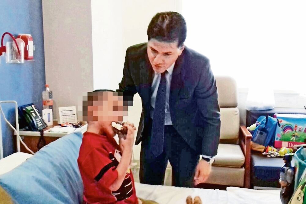 Víctor Hugo Lobo, delegado de la GAM, se encargó de los gastos del pequeño al ser rescatado de un inmueble en la colonia Gabriel Hernández (ARCHIVO EL UNIVERSAL)