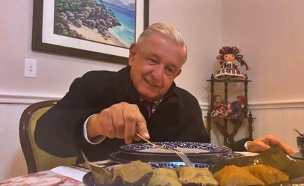 “¡Bendita tradición!”, AMLO celebra Día de la Candelaria comiendo tamales tabasqueños