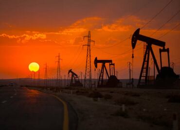 Sube precio del petróleo; es impulsado por la demanda y un dólar débil