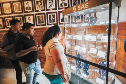 Exhiben en Los Pinos lotes de joyas incautadas al crimen