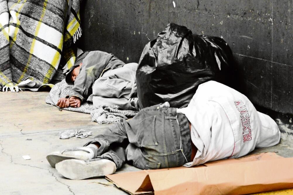 Vecinos de la calle Artículo 123 se quejan de que desde enero, el número de indigentes se incrementó y aunque lo denuncian ante las autoridades la cifra no disminuye, por el contrario, el mal olor y el exhibicionismo van en aumento (EDGAR RIVERA)