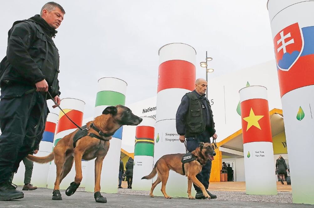 Oficiales y perros policía vigilan la entrada de la Cumbre del Clima en Le Bourget, a las afueras de París, donde la seguridad se mantiene al máximo (FRANCOIS MORI. AP)