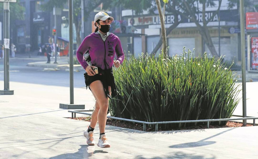 La contaminación era notoria alrededor de las 10:00 horas; no obstante, en el Centro varios capitalinos paseaban y hasta se ejercitaban. Fotos: Fernanda Rojas y Diego Simón Sánchez/ El UNIVERSAL 