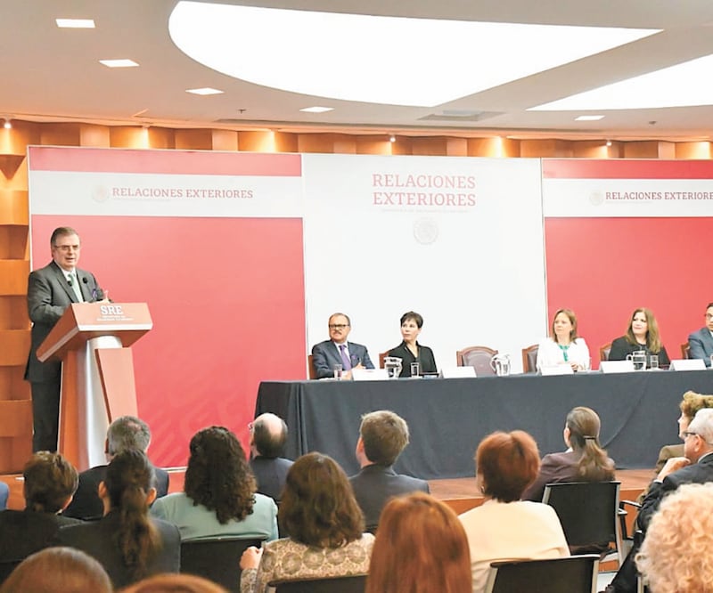 Marcelo Ebrard (izq.) llamó a resolver la igualdad sustantiva, de lo contrario, dijo, no se puede transformar una sociedad. Foto: ESPECIAL