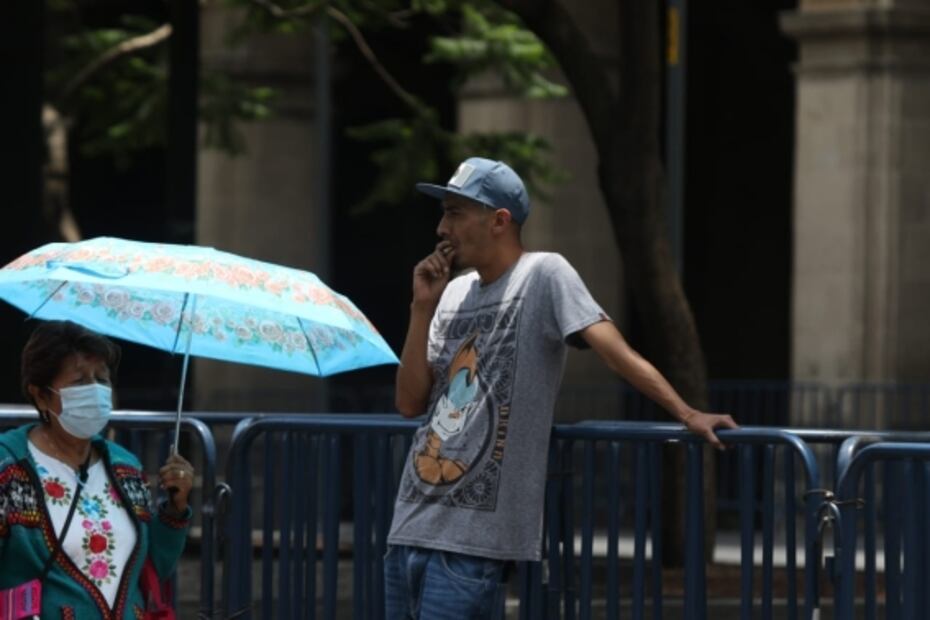 Capitalinos ignoran espacios libres de humo en el Centro Histórico; reprueban medida