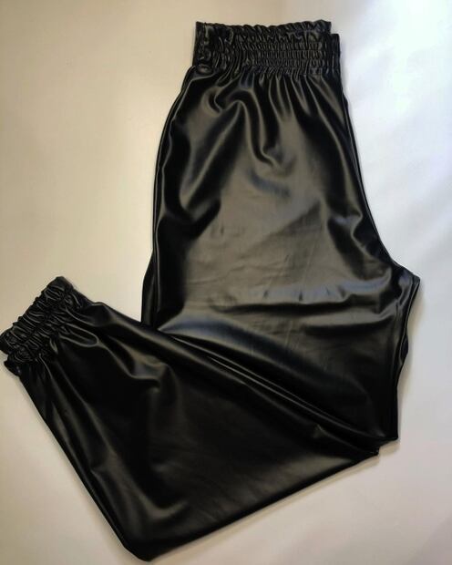 Tania Rincón impone tendencia con jogger de piel ideal para disimular la barriga