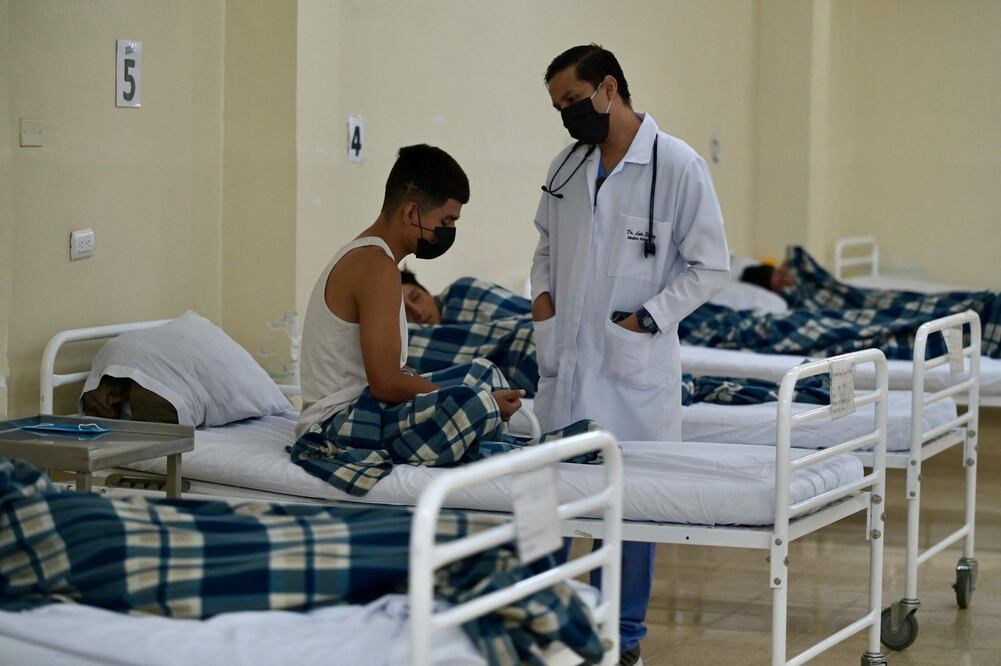 El doctor del programa municipal "Por un futuro sin drogas", Luis Suárez, charla con Hugo Mora, un paciente con problemas de adicción, en Guayaquil. FOTO: AFP