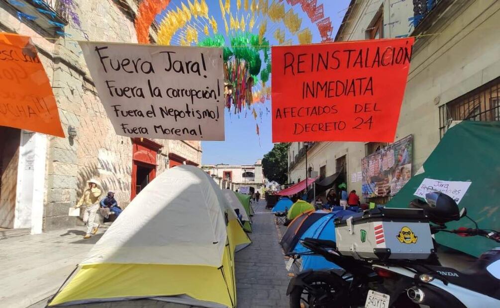 Revocan de manera definitiva más de 640 bases del gobierno de Oaxaca y afectados realizan plantón (12/02/2025). Foto: Mario Arturo Martínez / EL UNIVERSAL