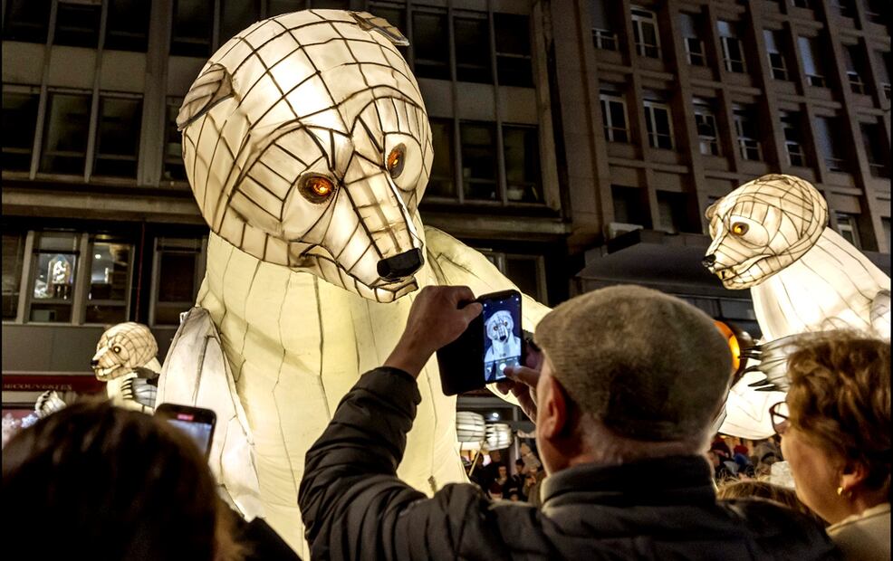 Artistas de la compañía Remue Menage de Francia realizan un espectáculo llamado Gueules d'Ours durante la 10 edición de Bo Noel, en Lausana, Suiza. Foto: EFE
