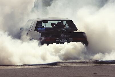 ¿Qué significa el color del humo de tu coche?
