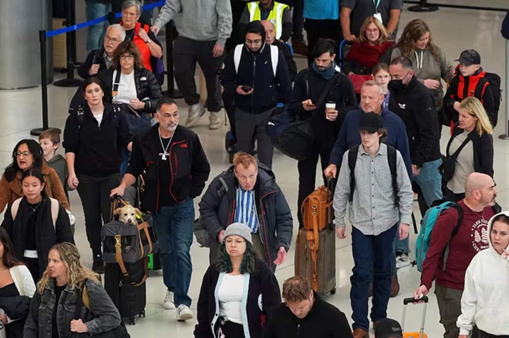 Los viajeros se desplazan por la terminal principal del Aeropuerto Internacional de Denver, el martes 25 de noviembre de 2025. FOTO: DAVID ZALUBOWSKI. AP
