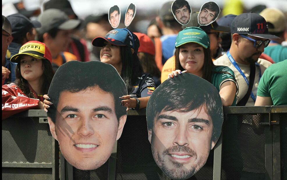 Seguidoras de los pilotos de Fórmula Uno, el mexicano Sergio “Checo” Pérez y del español Fernando Alonso, durante la primer jornada del Gran Premio de México. Foto: AFP