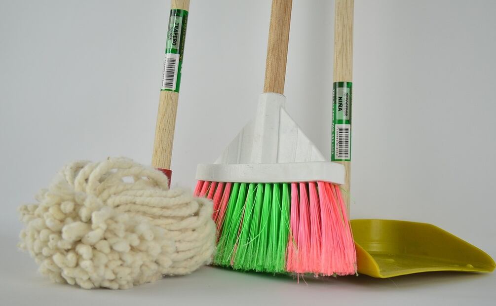 Los productos de limpieza como escobas, aspiradoras, detergentes o productos para lavar, no son buena ida para regalar estas fiestas decembrinas. Foto: Ilustrativa. Pixabay