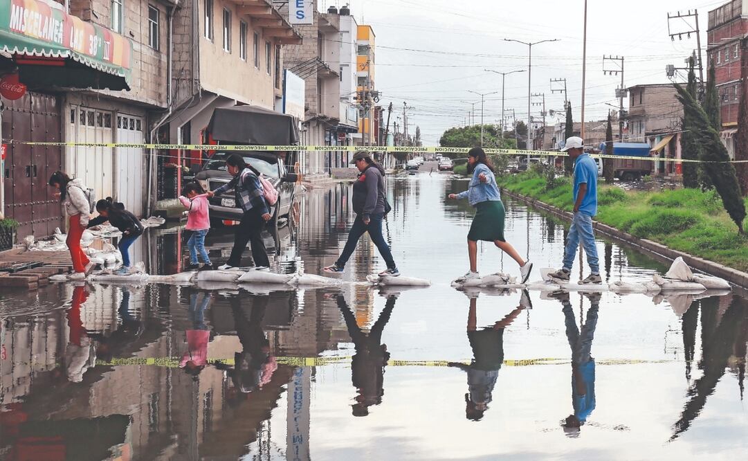 En Lerma las personas caminan sobre las tarimas y costales que hay, acusan que el ayuntamiento echó la basura y lirio del río hacia las calles, lo que tapó las alcantarillas; una vecina destacó que en el agua ya se ven muchos gusanitos. Foto: de Alejandro Vargas