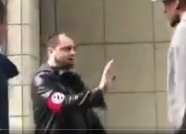 Golpean a sujeto que portaba símbolo nazi en EU