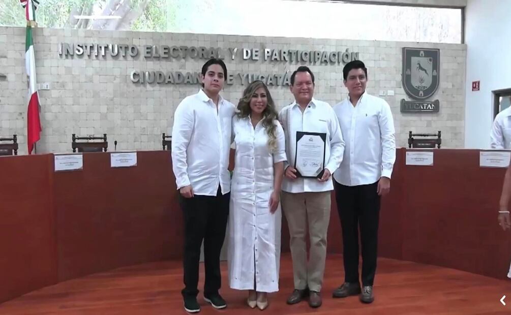 Joaquín Díaz Mena recibe constancia como gobernador electo de Yucatán con 628,845 votos. Foto: Especial