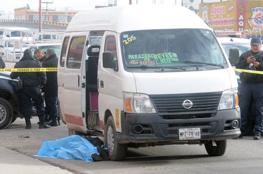 Durante un asalto a una 'pesera' dos personas pierden la vida los hechos se registraron en la carretera Lecheria-Texcoco a la altura del puente de Pierdas Negras. (Eduardo Sánchez. EL UNIVERSAL)