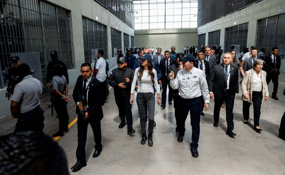 Fotografía cedida por el gobierno de El Salvador donde se observa a la secretaria de Seguridad Nacional de Estados Unidos, Kristi Noem (c) haciendo un recorrido por el Centro de Confinamiento del Terrorismo (CECOT), en Tecoluca (El Salvador). Foto: EFE