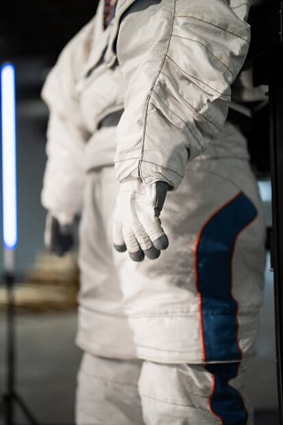 Foto: Espacio Axioma. "Aquí se muestra la capa de cubierta blanca actual del prototipo de traje espacial Axiom Extravehicular Mobility Unit (AxEMU). Los ingenieros de Prada trabajarán junto con el equipo de sistemas Axiom Space durante todo el proceso de diseño."