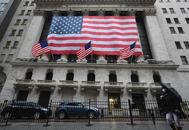 Wall Street cierra a la baja; Dow Jones cae 4.4%, preocupado por crisis de Covid-19