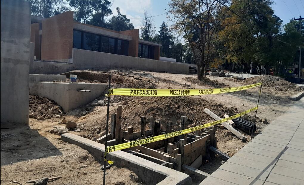 En el caso de la Bodega Nacional, de la cual Curiel declaró que se entregaría en enero, es difícil saber su estatus porque su acceso es infranqueable. Una semana después de que el Proyecto Chapultepec fuera inaugurado, se tomaron fotos de la obra que hacen parecer poco probable la apertura al público. Foto: Carlos Mejía/EL UNIVERSAL