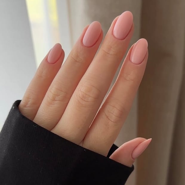 Las uñas almendradas con tonos nude alargan visualmente la mano. Foto: Instagram @byleah.x