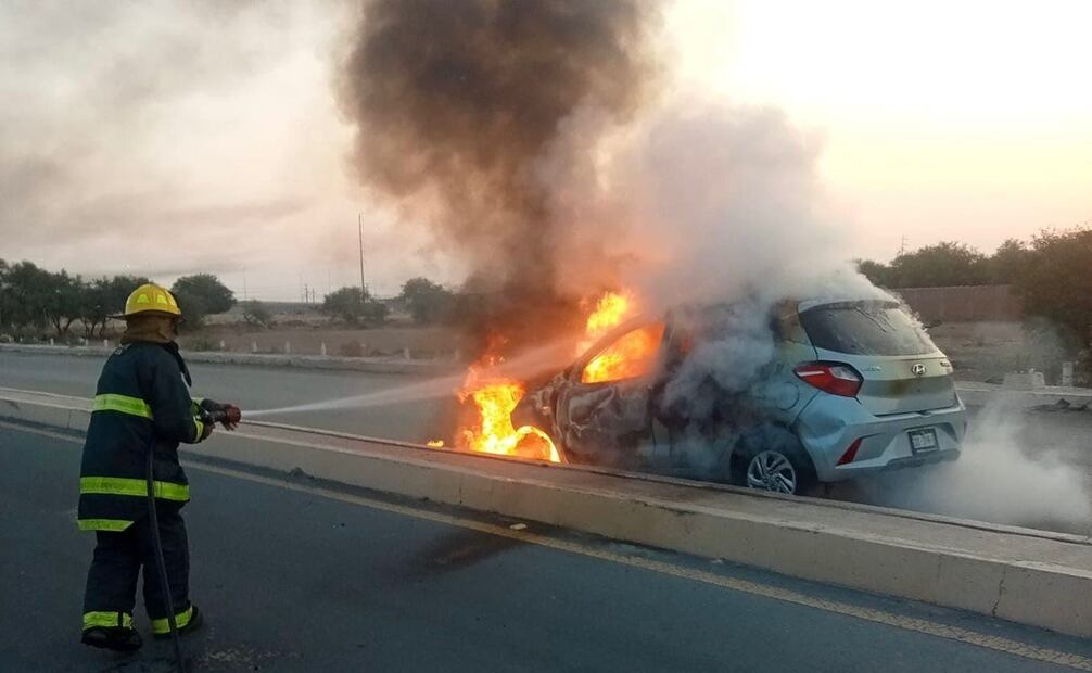 La Coordinación Estatal de Protección Civil colocó fotografías del incendio de vehículo que acudieron apagar. Foto: Protección Civil Zacatecas